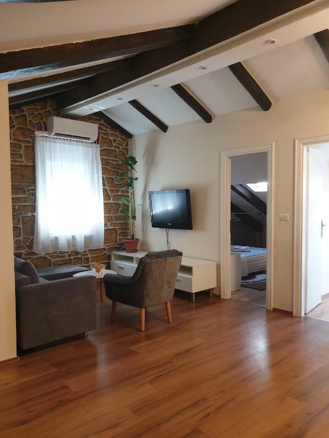 Loft Apartment Πούλα Εξωτερικό φωτογραφία